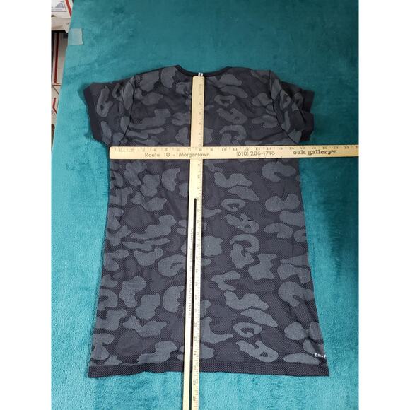 Nike Top Dri Fit Women’s Size Medium Gray Camo Short Sleeve Running Shirt Logo - Picture 7 of 8